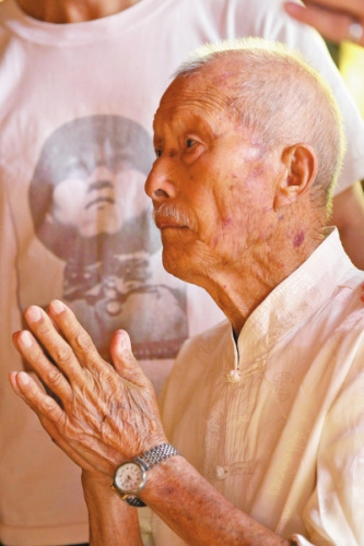  �ϱ�������˫�ֺ�ʮ����ƽ��