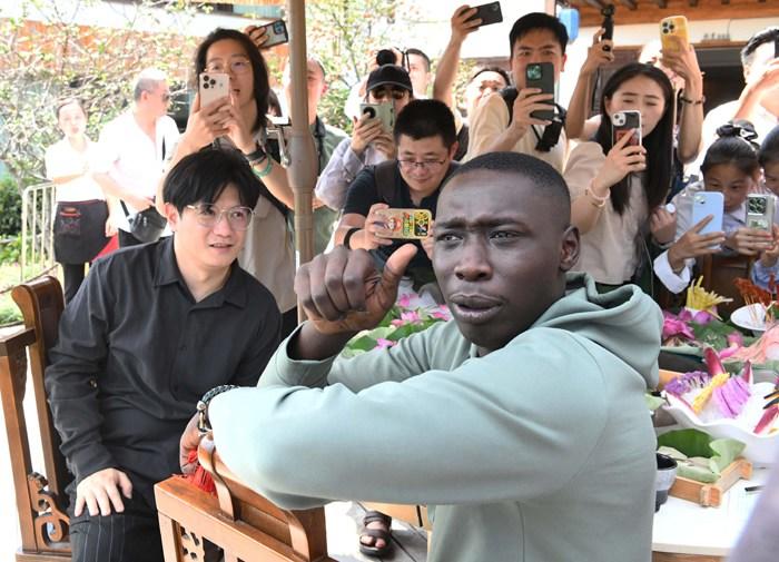 “无语哥”现身重庆体验地道“中国味”