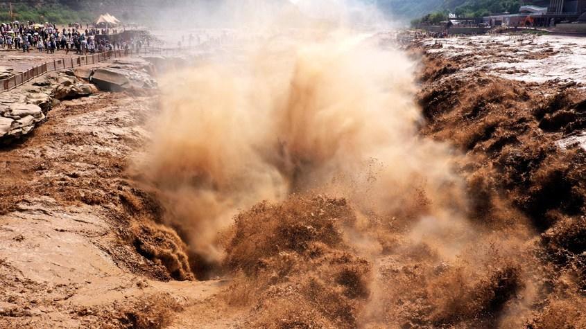 黄河壶口瀑布浊浪翻滚引游人