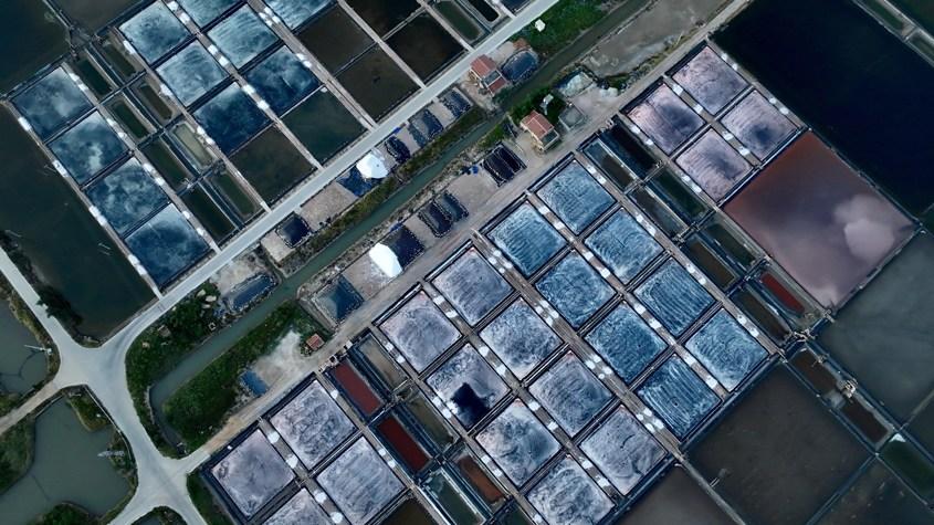 七彩盐田如大地调色盘