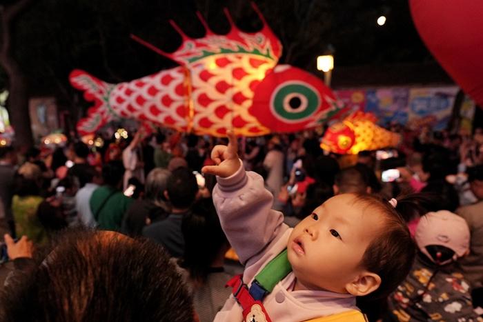 北京：鱼灯巡游邂逅中秋佳节