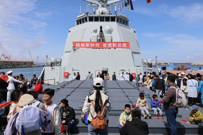 山东青岛：民众参观海军舰艇感受强大国防