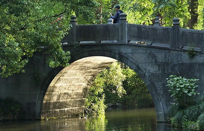 杭州西湖现“金光穿洞”诗意景观