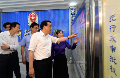 李克强:坚持发展第一要务促进经济社会健康发展