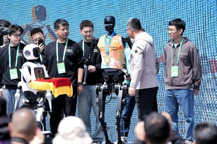 “天工”夺得全球首个人形机器人半马冠军