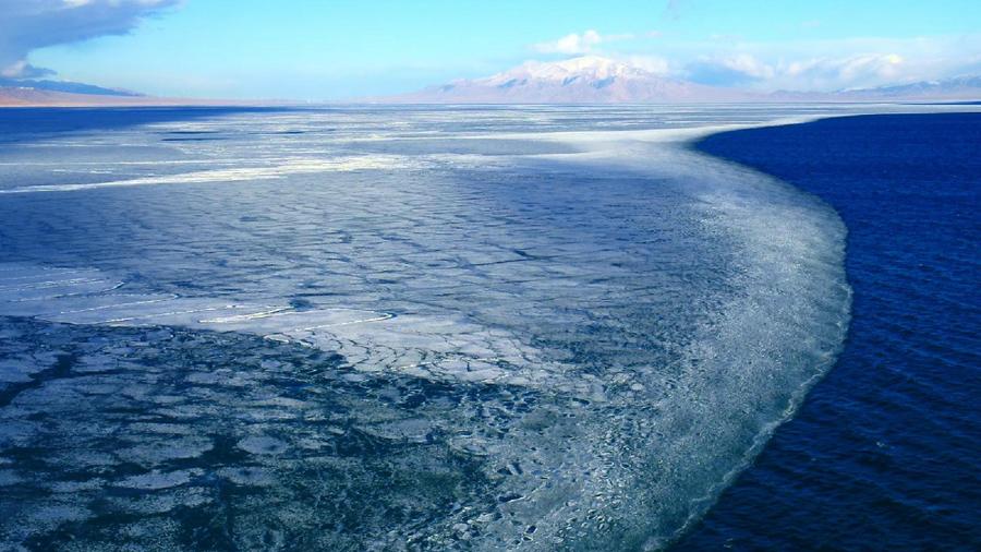 新疆赛里木湖现“半湖脂玉半湖蓝”美景