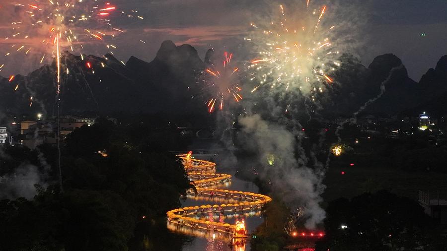 广西阳朔遇龙河“金龙”游