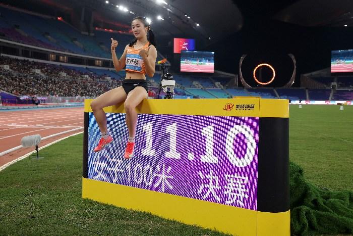 16岁“小孩姐”陈妤颉女子100米决赛摘金