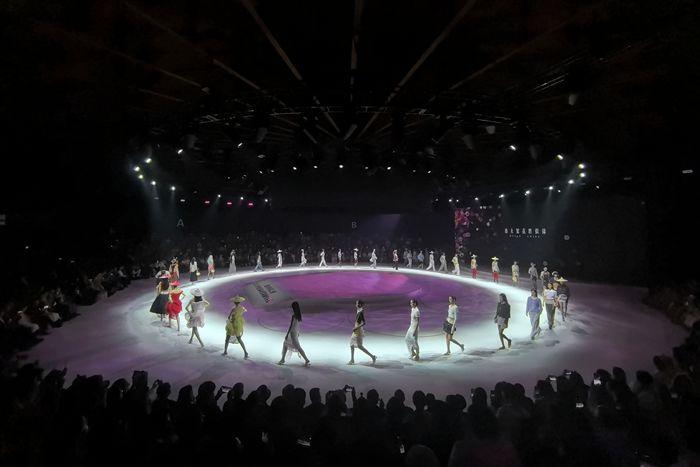 惠安女服饰压轴亮相中国国际时装周