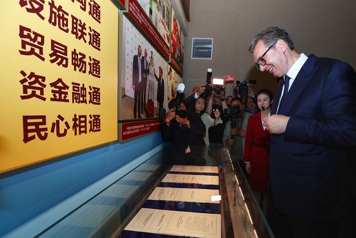 武契奇参观中国共产党历史展览馆