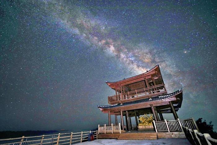 四川万源八台山夏日现绝美银河星空景观